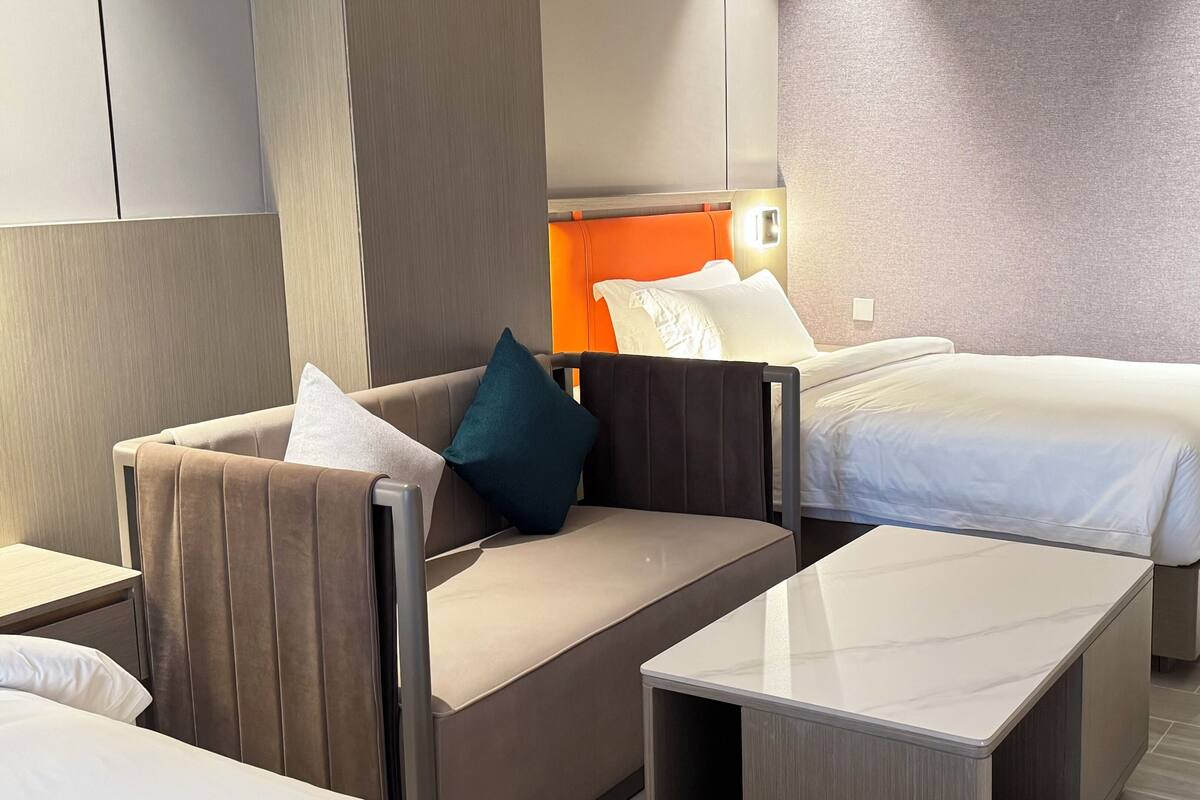 Zimmersafe, Schreibtisch, laptopgeeigneter Arbeitsplatz