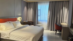 Zimmersafe, Schreibtisch, laptopgeeigneter Arbeitsplatz