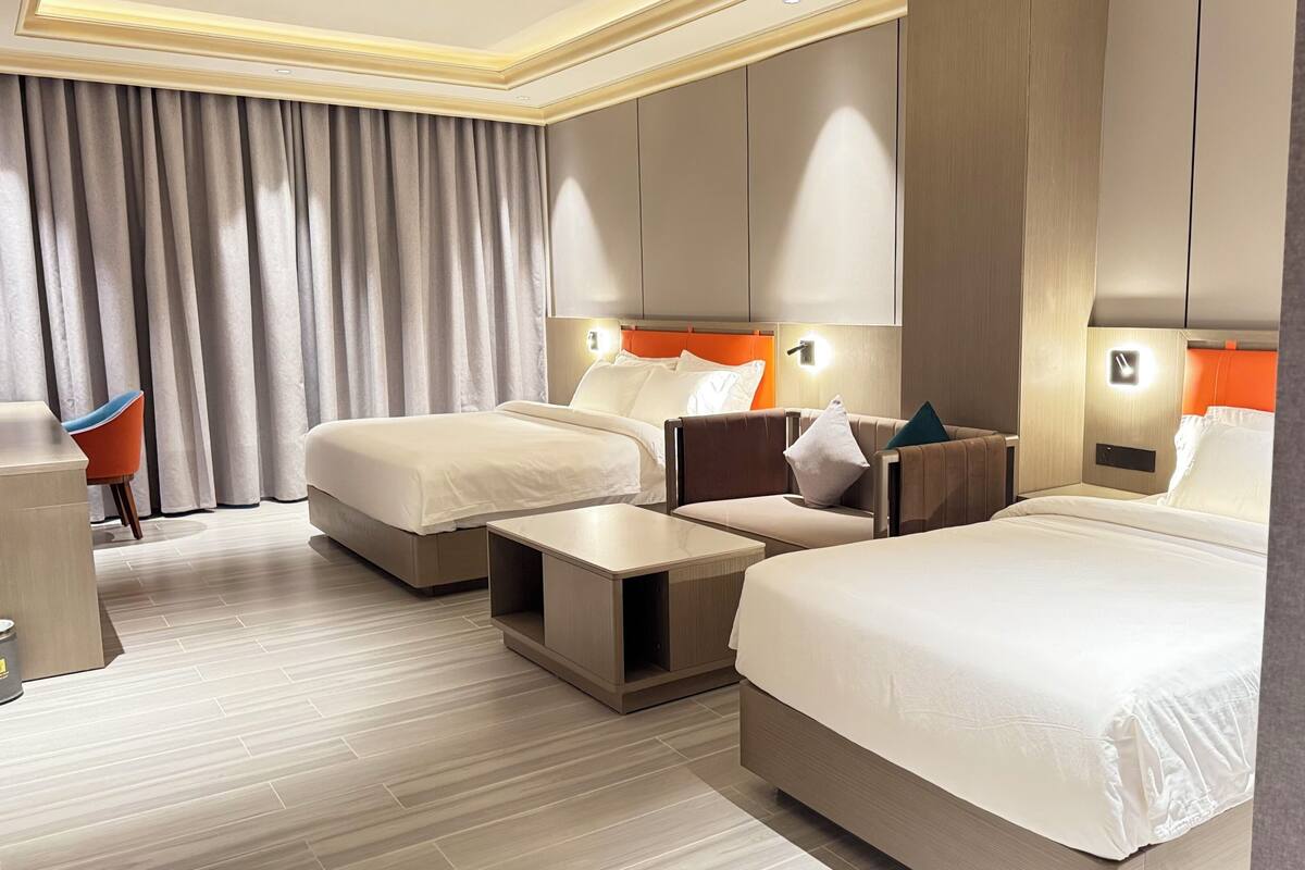 Zimmersafe, Schreibtisch, laptopgeeigneter Arbeitsplatz