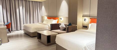 Een kluis op de kamer, een bureau, een laptopwerkplek