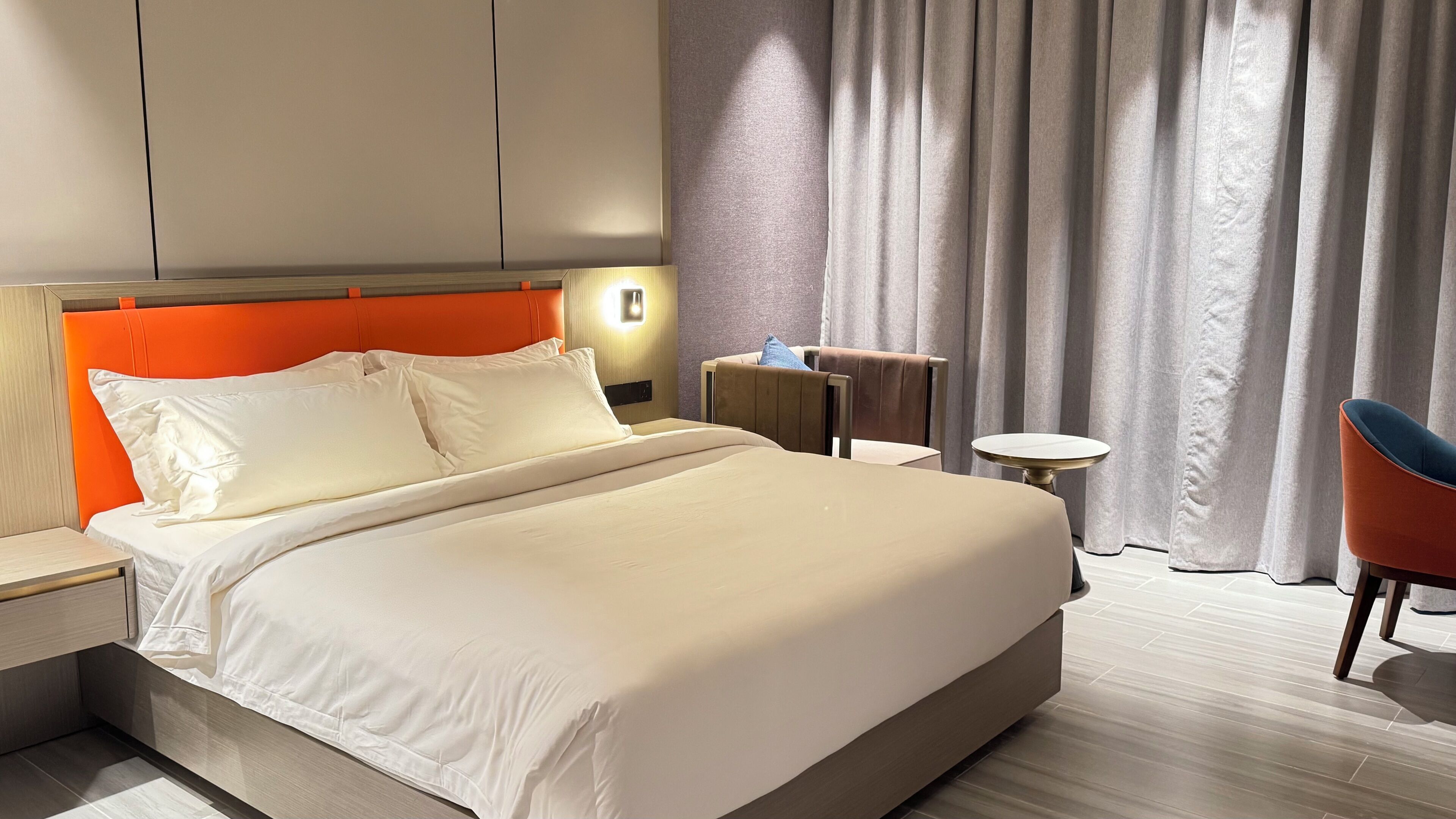 房內夾萬、書桌、手提電腦工作空間、熨斗/熨衫板