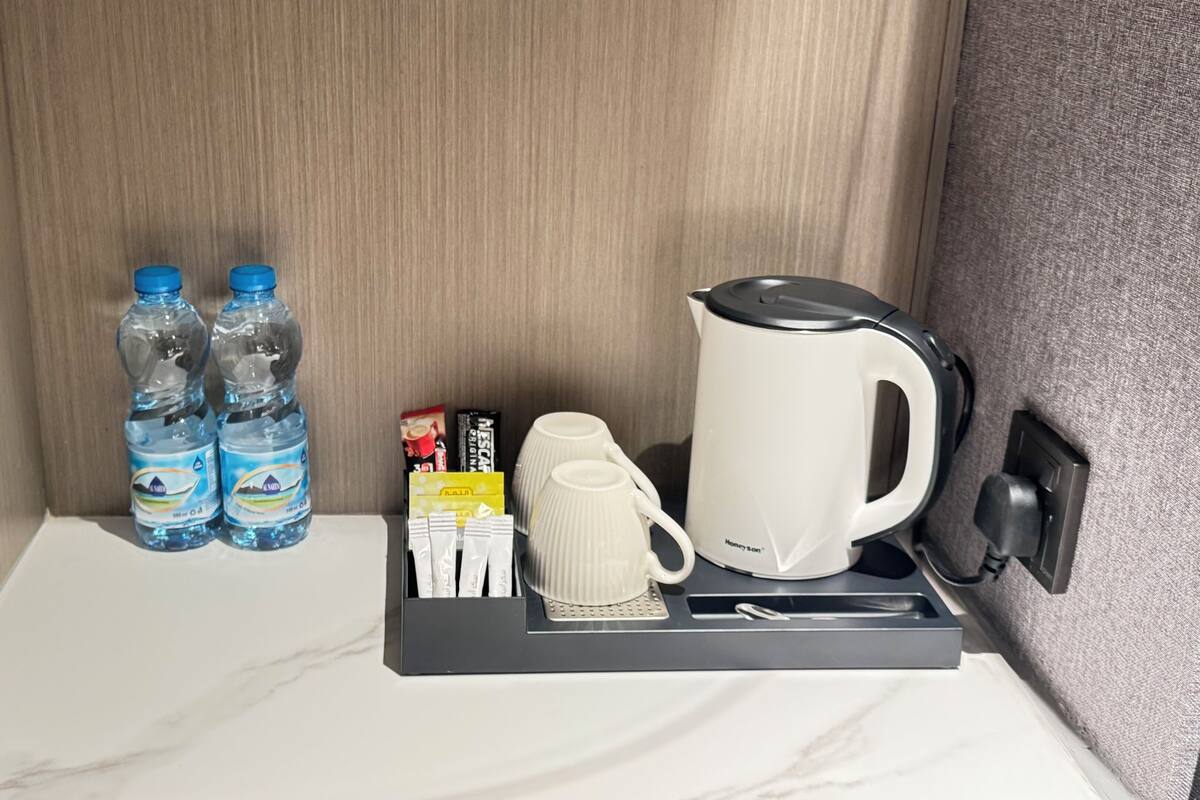 Zimmersafe, Schreibtisch, laptopgeeigneter Arbeitsplatz