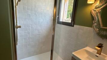 Serviettes fournies, papier toilette