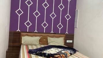 Habitació doble, aire condicionat | Escriptori, espai de treball apte per a portàtils i llits addicionals