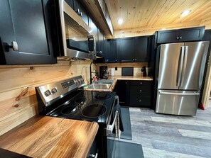 Refrigerador, microondas, horno y parrilla de estufa 