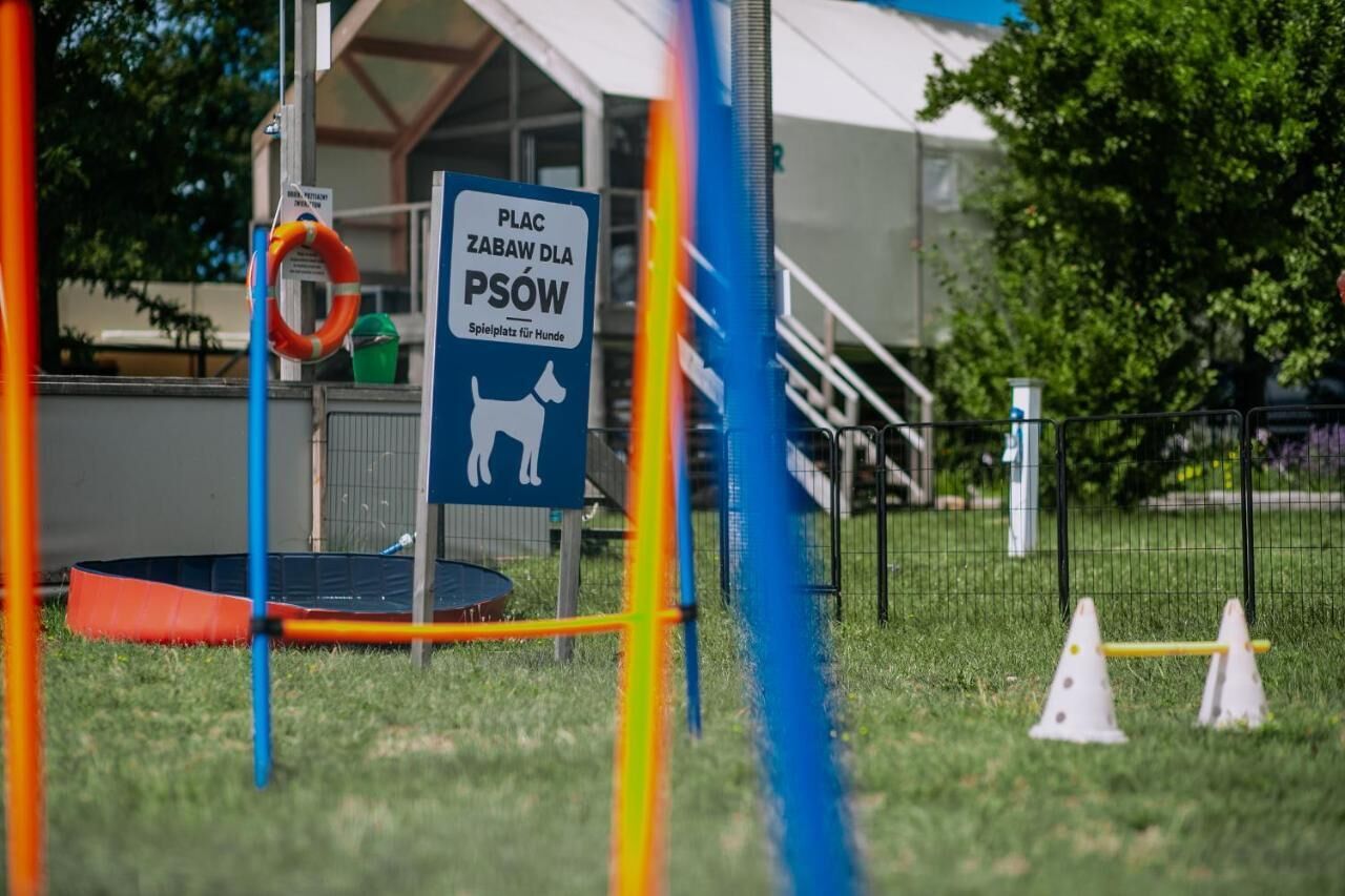 Zona de juegos para perros, con un cartel que indica que es solo para ellos.