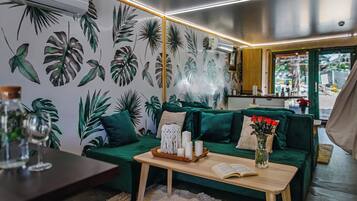 Habitación cuádruple | Área de sala de estar | Juguetes