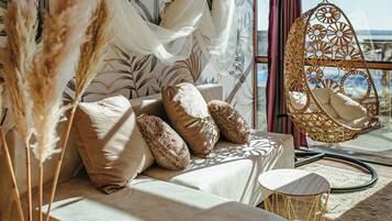 Tree House, Lake View