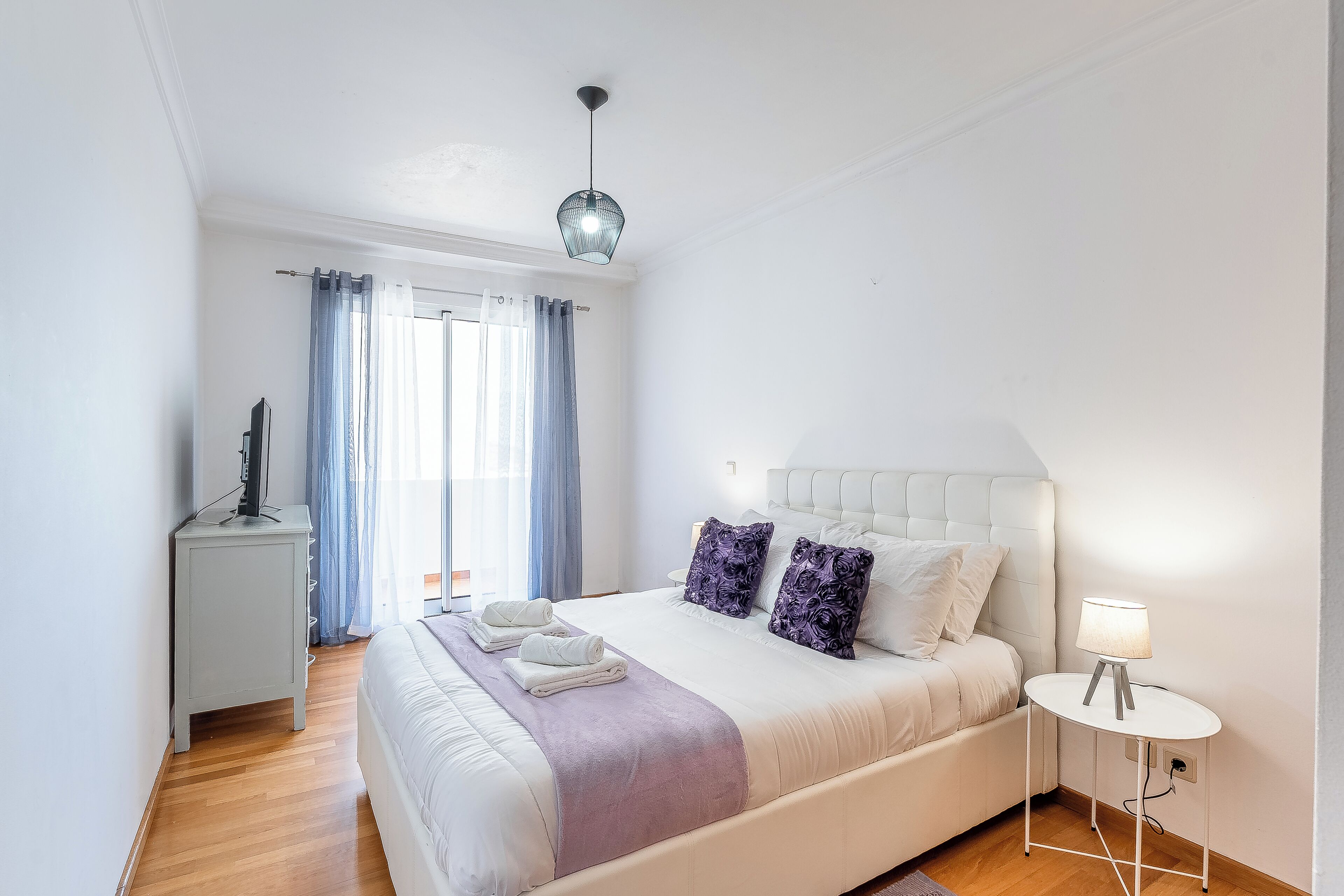 1 chambre, fer et planche à repasser, accès Internet