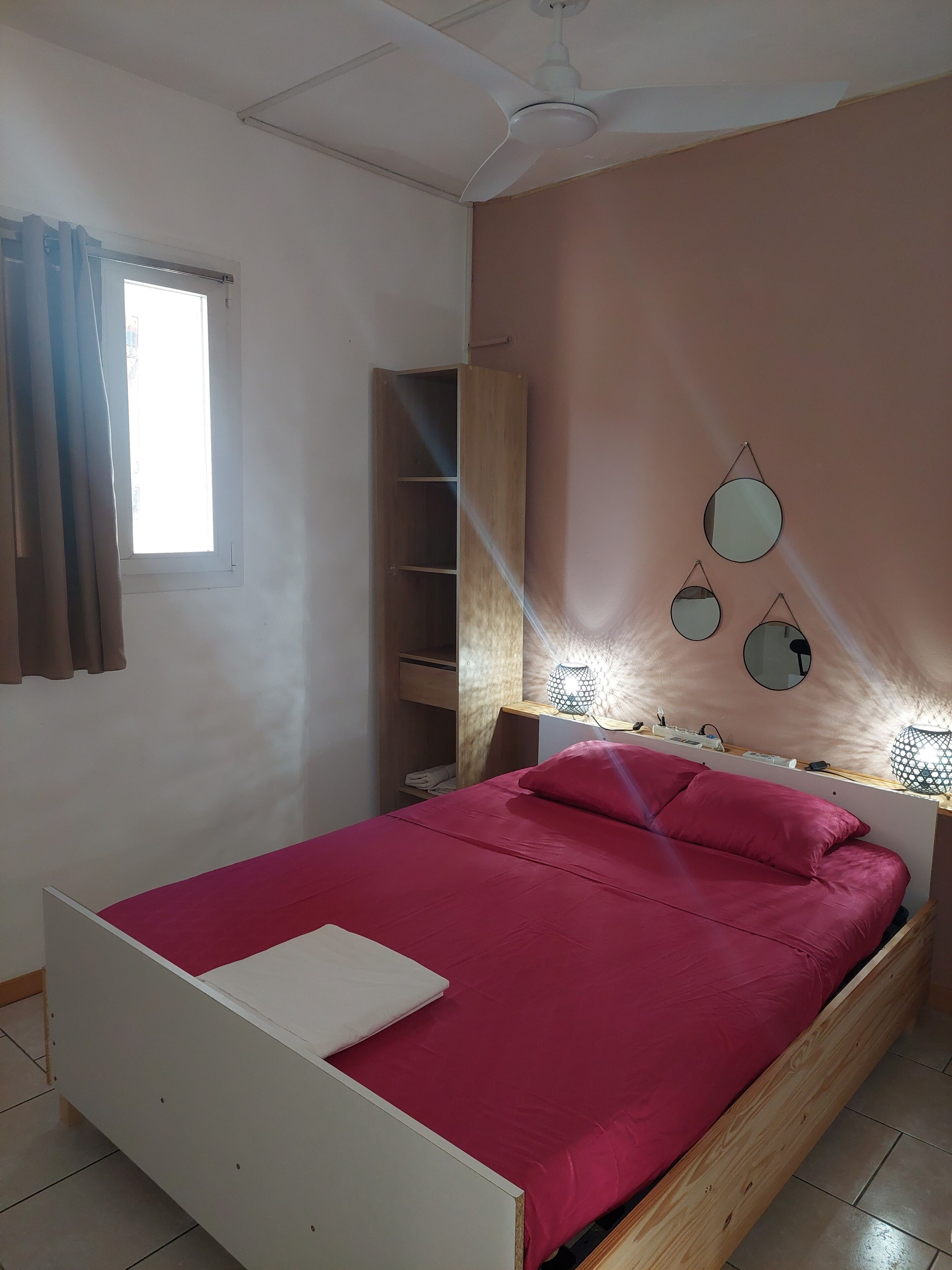 3 chambres, fer et planche à repasser, Wi-Fi gratuit, draps fournis