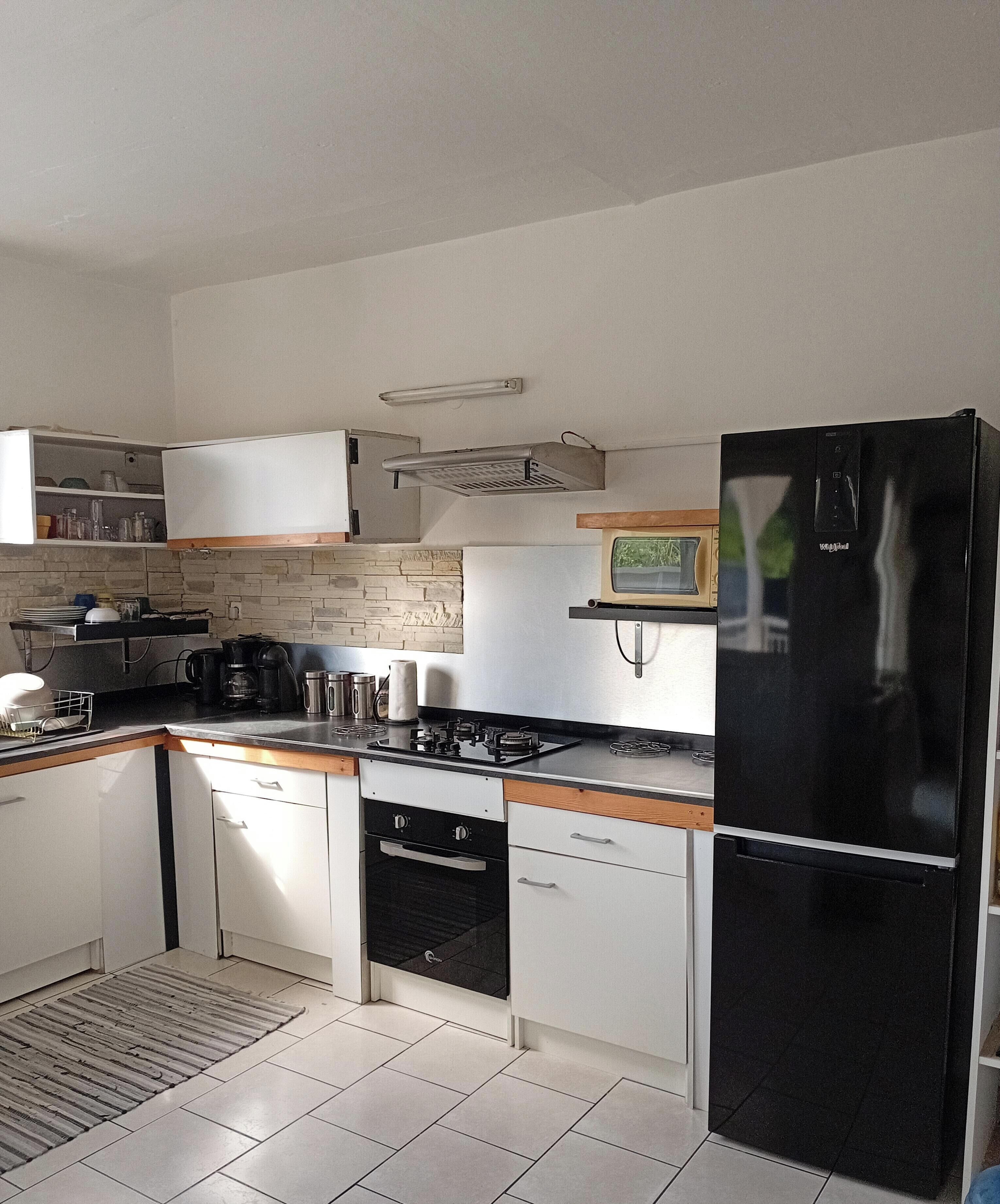 Réfrigérateur, micro-ondes, four, cafetière/bouilloire