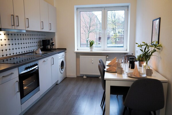 Fridge, oven, stovetop, dishwasher