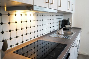 Een koelkast, een oven, een kookplaat, een vaatwasser