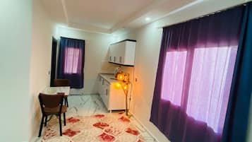 Leilighet – classic, balkong, byutsikt | Skrivebord, skrivebord for bærbar PC og wi-fi (inkludert)