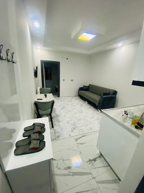 Condo clásico, balcón, vista a la ciudad | Área de sala de estar