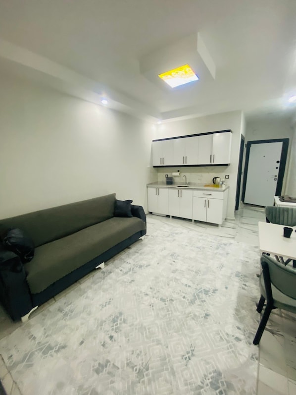 Condo clásico, balcón, vista a la ciudad | Área de sala de estar