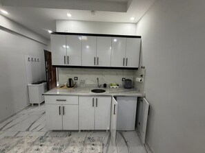 Bloc d'apartaments clàssic, balcó, vistes a la ciutat | Cuina privada | Frigorífic, forn i utensilis de cuina, vaixella i coberteria 
