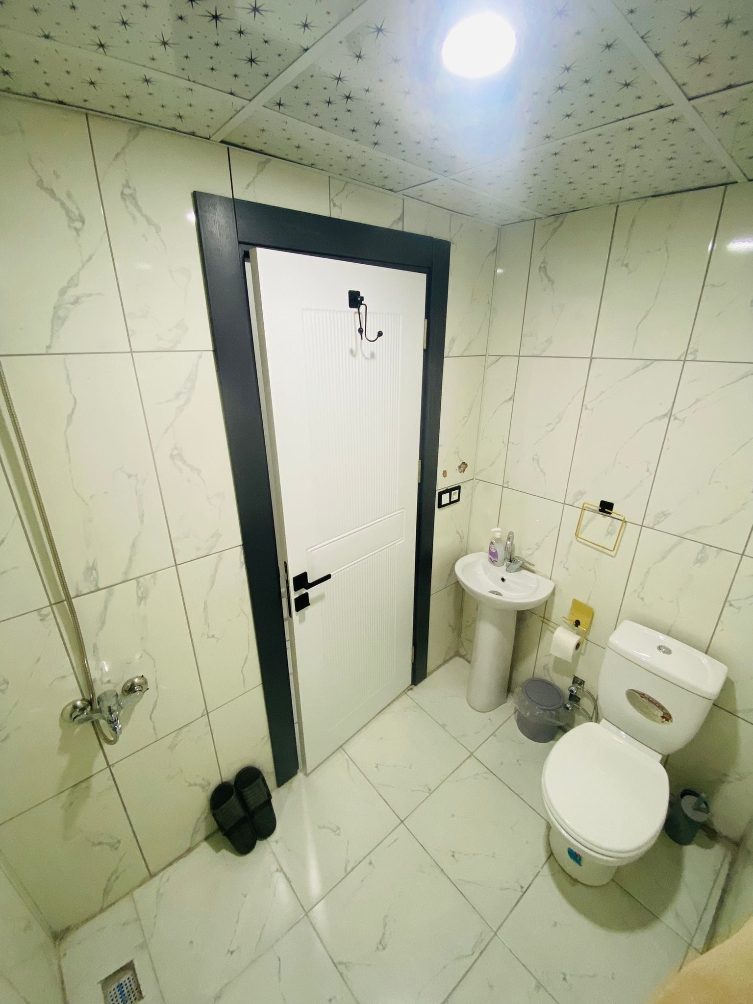 Lägenhet Classic - balkong - utsikt mot staden | Badrum | Gratis toalettartiklar, handdukar, tvål och schampo