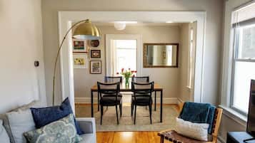 TV connectée, livres, écrans d'ordinateur