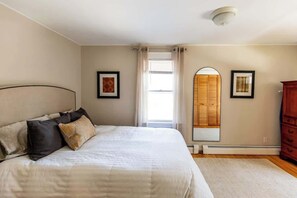 1 bedroom, desk, iron/ironing board, travel crib - Quiet 1 Bdrm close to Dwntwn, UVM, UVMMC, i89 (Burlington)