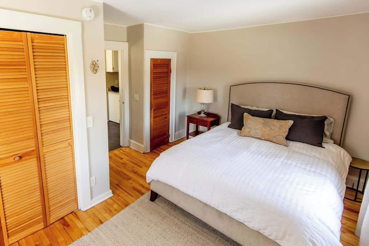 1 多间卧室、办公桌、熨斗/熨衣板、旅行婴儿床