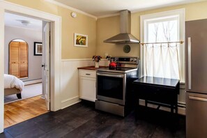 Fridge, microwave, oven, stovetop - Quiet 1 Bdrm close to Dwntwn, UVM, UVMMC, i89 (Burlington)