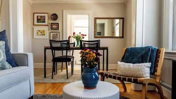 TV connectée, livres, écrans d'ordinateur