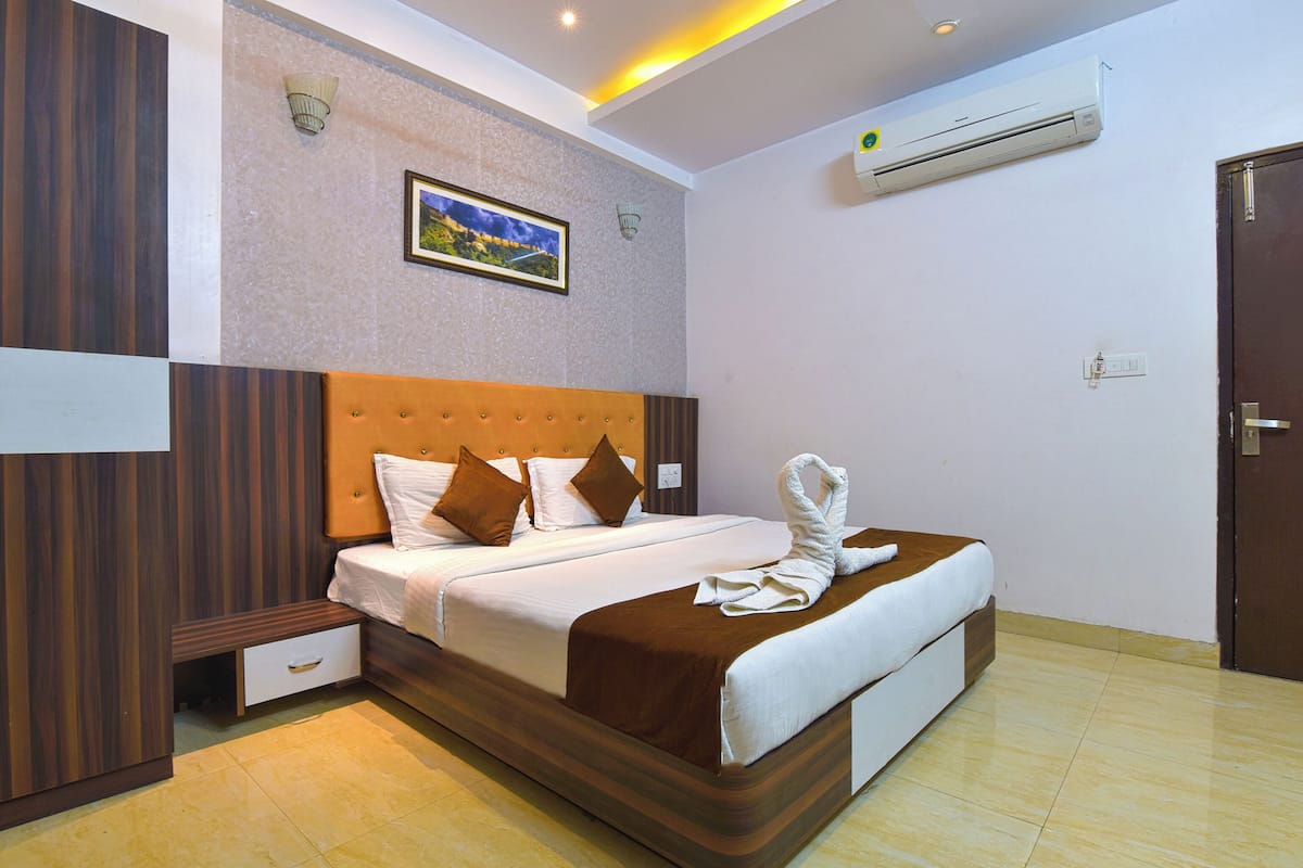 غرفة ديلوكس مزدوجة - بشرفة | مكواة/لوح كي وواي فاي مجانًا