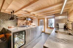 調理器具と食器、香辛料、ダイニングテーブル