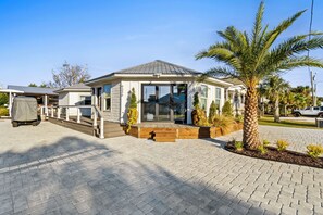 Exterior - Beacon Breeze- Golf cart, backyard oasis, family friendly! (Port St. Joe)