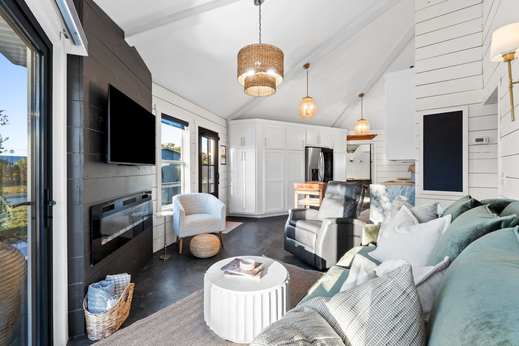 Televisión y chimenea 