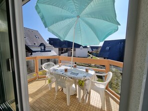 Outdoor dining - Duplex T3 apartment near beach and port, private parking, pets allowed (Sarzeau)