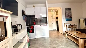Coffee/tea maker, fridge, microwave, stovetop - Air-conditioned apartment with parking and wifi 150m from the beach (Canet-en-Roussillon)