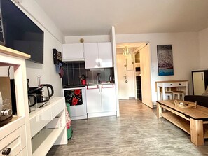 Wasserkocher mit Kaffee-/Teezubehör, Kühlschrank, Mikrowelle, Herdplatte