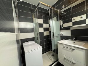 Bathroom - Air-conditioned apartment with parking and wifi 150m from the beach (Canet-en-Roussillon)