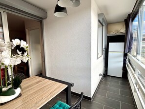 Dining - Air-conditioned apartment with parking and wifi 150m from the beach (Canet-en-Roussillon)