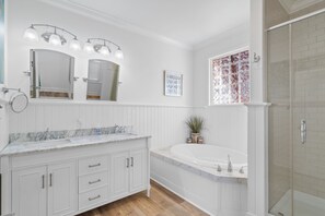 Shower, hair dryer, towels - Lazy Palms- Private pool, Pet friendly, WIFI (Mexico Beach)