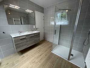 Bathroom - New house in Arzon, 4 bedrooms, near beach, pets allowed (Arzon)