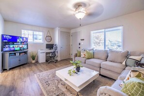 TV, videogames, DVD player, livros