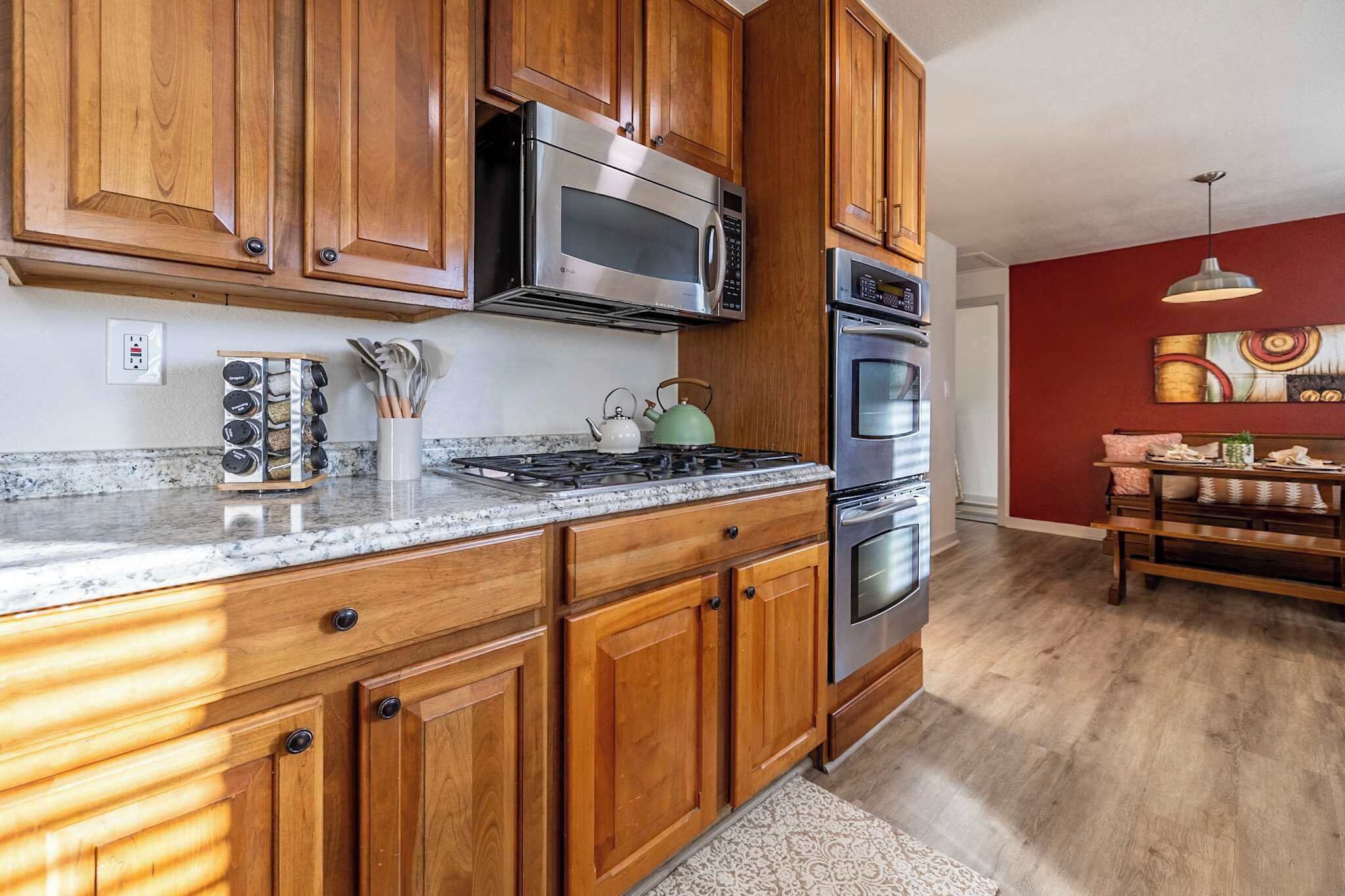 Kylskåp, mikrovågsugn, ugn och spishäll