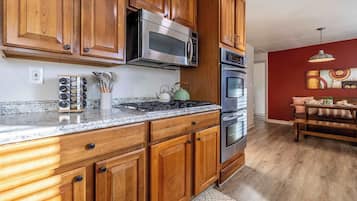 Geladeira, micro-ondas, fogão, cooktop