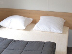 4 bedrooms, free WiFi - Spacious 4-bedroom mobile home with terrace (Puy-l'Évêque)