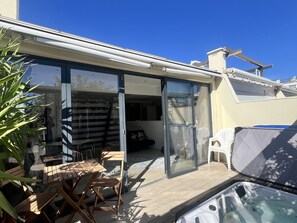 Outdoor dining - Air-conditioned villa with jacuzzi and private parking, near the beach for 2 people (Cap d'Agde)