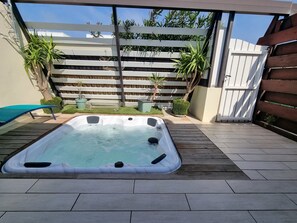 Outdoor spa tub - Air-conditioned villa with jacuzzi and private parking, near the beach for 2 people (Cap d'Agde)