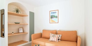 TV - Apartment with private garden in Pramousquier, pets allowed (Le Lavandou)
