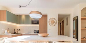 Fridge, microwave, dishwasher, coffee/tea maker - Apartment with private garden in Pramousquier, pets allowed (Le Lavandou)