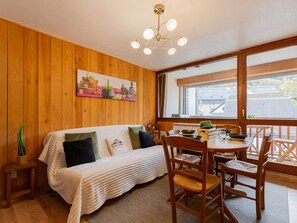 Dining - Apartment T2 Sleeps 4 - Saint-Lary Village - Free WiFi, Parking (Saint-Lary-Soulan)