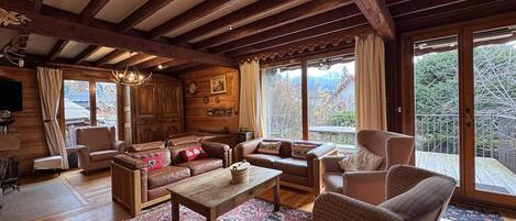 Een televisie en een open haard