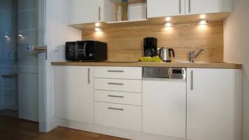 Geladeira, micro-ondas, cooktop, lava-louças