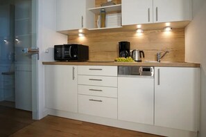 Kühlschrank, Mikrowelle, Herdplatte, Geschirrspüler